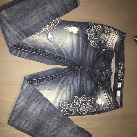Miss Me Flower Embroidered Jeans - Picture 3 of 6